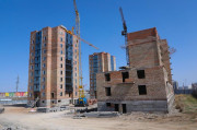 В Астане решили снести переоборудованный под жилые квартиры технический этаж - недвижимость Казахстана